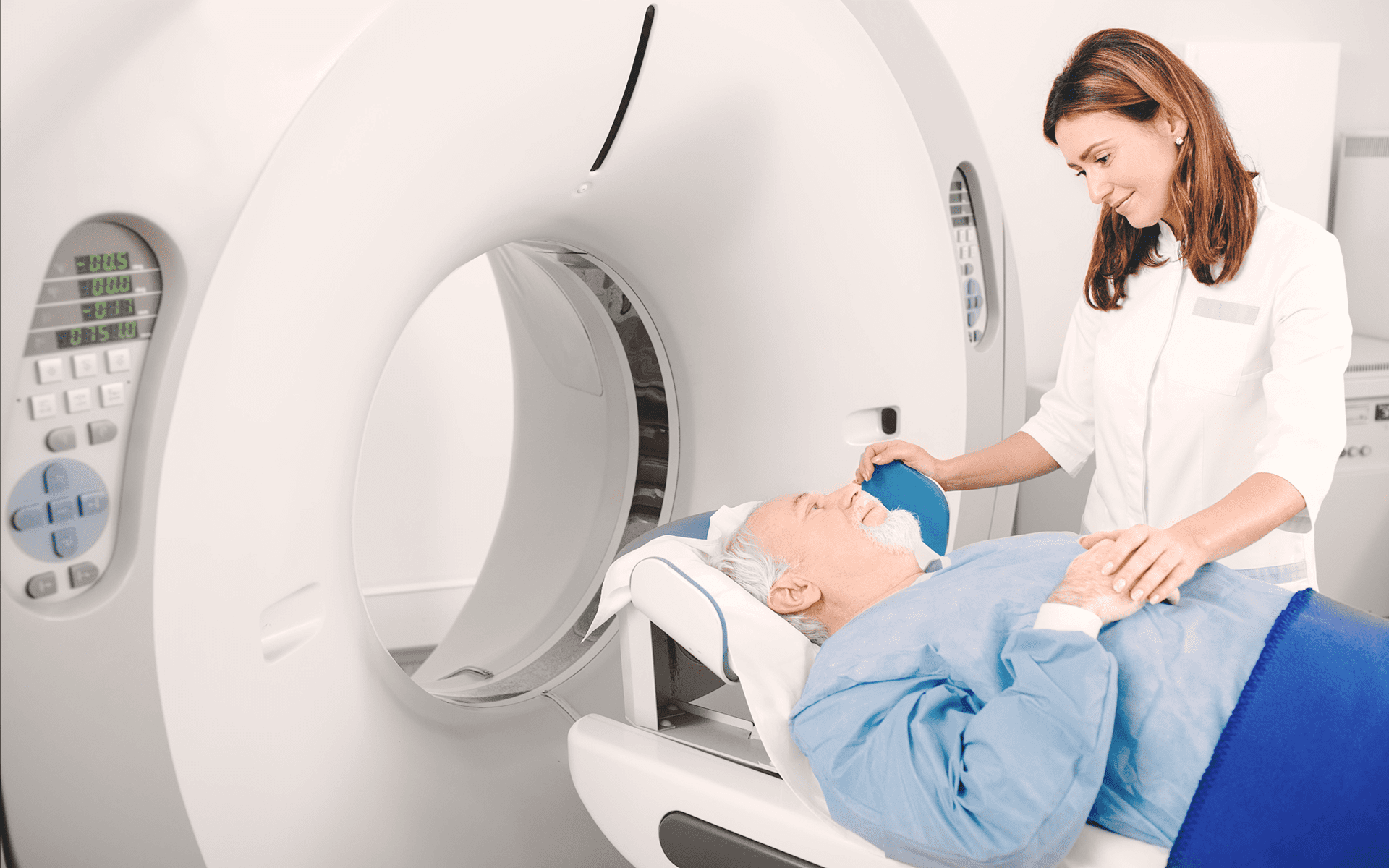 mesothelioma patient undergoes MRI or CT Scan under supervision of radiologist in a medical laboratory.